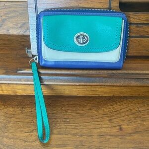 COACH Parker Color Block Leather
Universal Zip wristlet Wallet